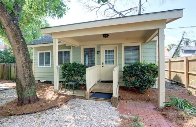 The Tea Olive Cottage, Quaint | Pet-Friendly!