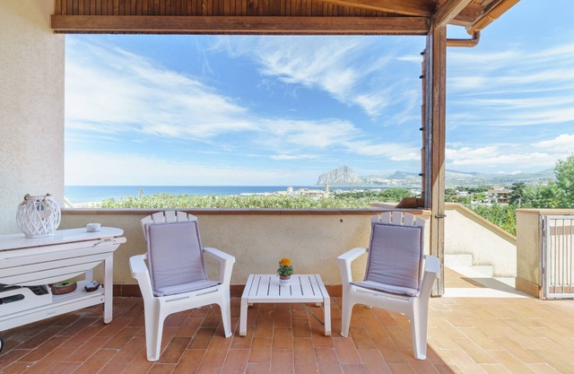 La terraza sobre el mar
