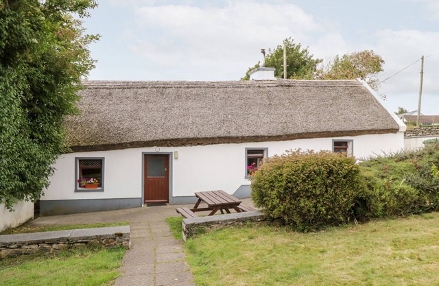 THE THATCHED COTTAGE, pet friendly in Drummin, County Mayo