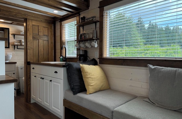Cozy Tiny Home in the Country - Close to Mt. Washington, Cumberland & Courtenay