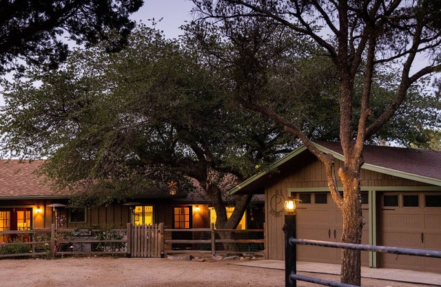 **The Thumb Butte Retreat** 5 min drive to Downtown. Pet friendly with big yard!