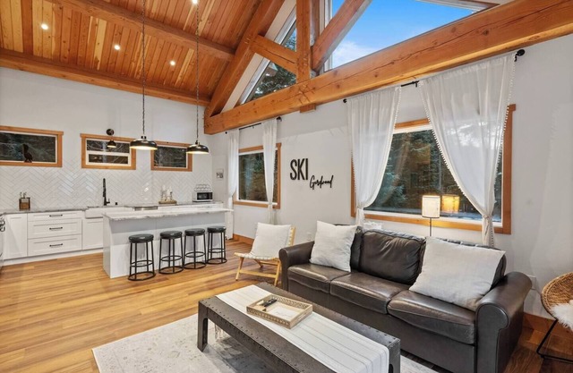 The Timber House - Boutique Bungalow
