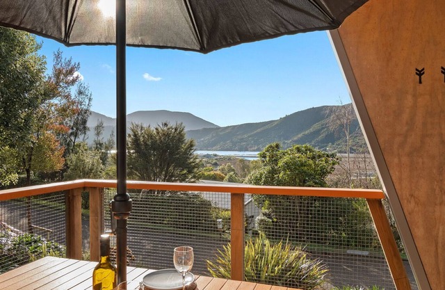 THE TIN SHED - HAVELOCK HOLIDAY HOME, with a garden in Havelock