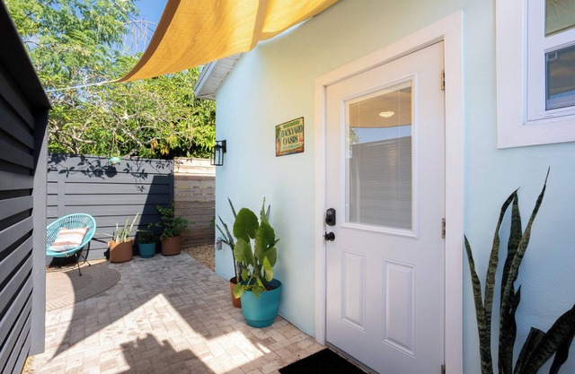 The Tiny Mockingbird Bungalow! 1 bed/ 1 bath, min. to St. Pete beaches