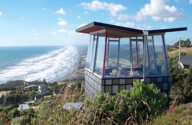 La Casa de la Torre, Muriwai Beach