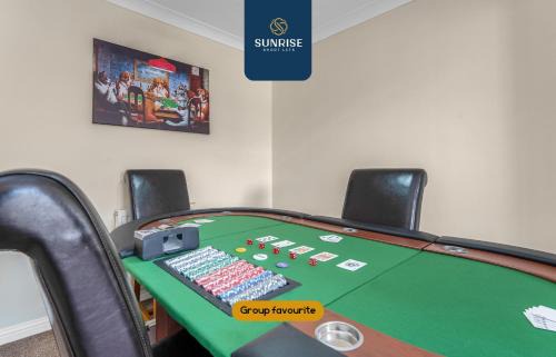 THE TOWNHOUSE, 4 Rooms Large Beds with TV's, Poker Table, Fully Equipped, Easy Ring-Road Access, Parking, WiFi, 5 MINS TO CITY CENTRE - Long Stays, INVOICE and REDUCED PRICE are only via SUNRISE SHORT LETS Dundee
