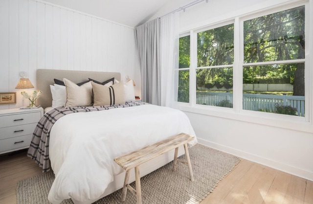 The Tradesman's Cottage - Falling from the pages of a Home Styling Magazine, this 3-bedroom, 3-bathroom cottage is perfectly suited to families or a couples weekend away.