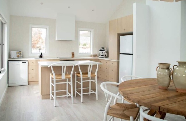 The Tradesman's Quarters - Falling from the pages of a Home Styling Magazine, this 3 bedroom, 2 bathroom cottage is perfectly suited to families or a couple’s weekend away.