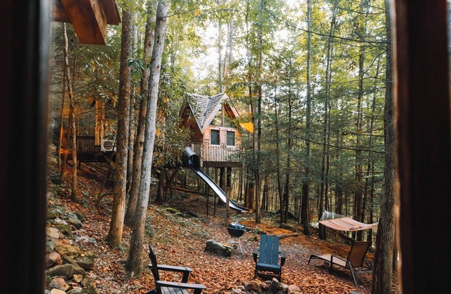 The Tradewinds Treehouse: Family Friendly With A Hot Tub