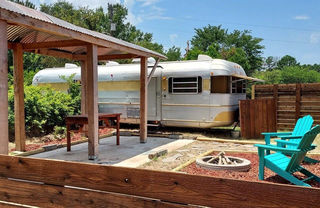 The "Traveler" luxury glamper near Lake Athens.