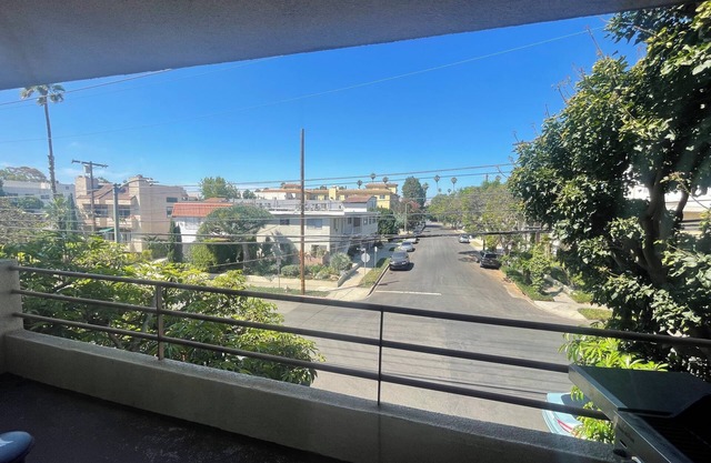 2 Bed 2 Bath WEST LOS ANGELES/SM - Comfy, Walkable, & Breezy Rental with Balcony