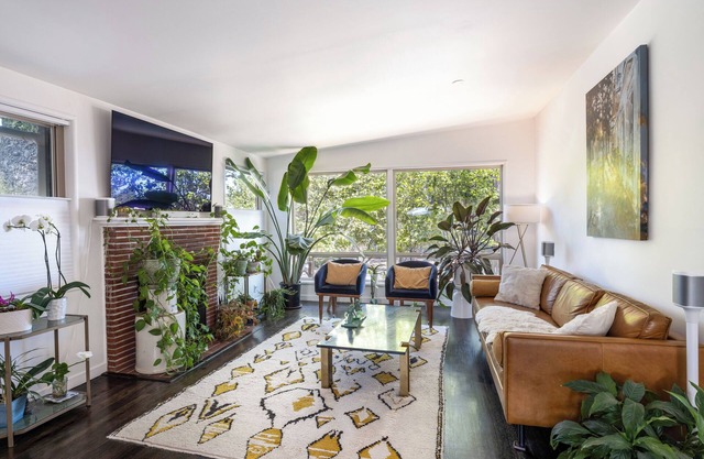 The Treehouse 2 bedroom, hot tub, quiet cul-de-sac, bay views, lots of light