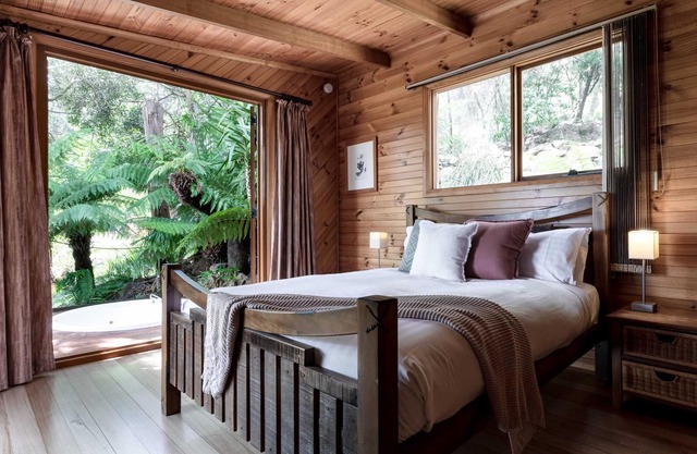 The Treehouse: A Mile Away & Only Minutes to town