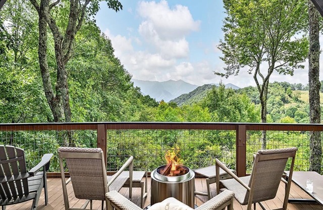 The Treehouse at Cataloochee - Luxury, Mountain Experience at 4,900ft! HOT TUB!!