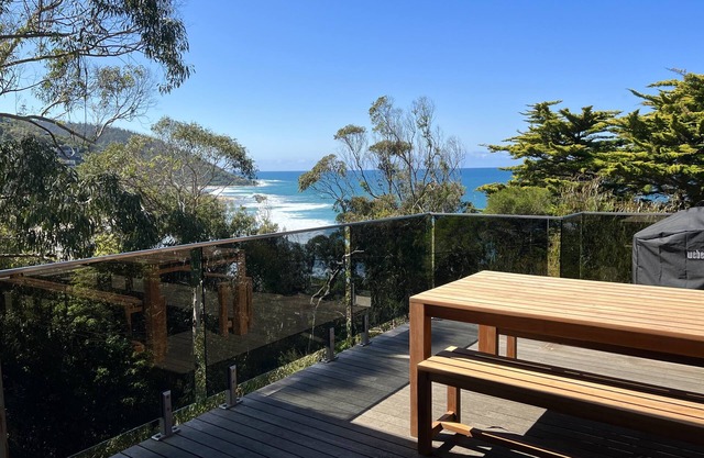 The Treehouse. Bright Beach House Overlooking the Ocean. 2min Walk to the Beach!