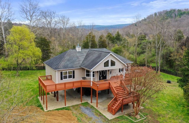 The Treehouse - Hot Tub- River Access