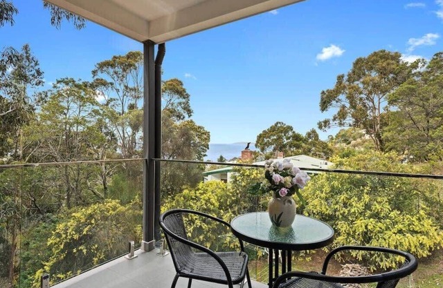 "The Treetops Nest" Apartment-self contained.