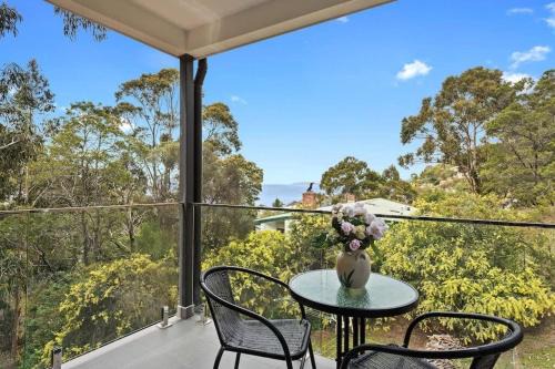 The Treetops Nest Apartment-self contained