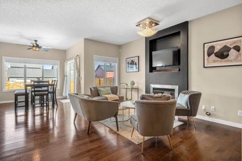 The Trenta - 4BD 3BA 2 Kitchen Stunner