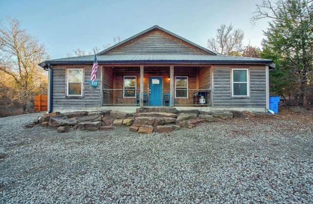 The Triple Nickel · Picturesque & Spacious Haven~Hot Tub & Fire Pit!