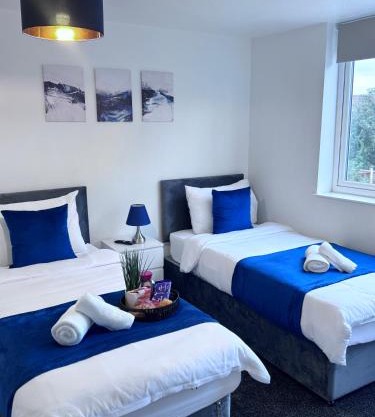 The Triplex 2 Wolverhampton - 4 Bedroom - Free Parking - Fast WIFI