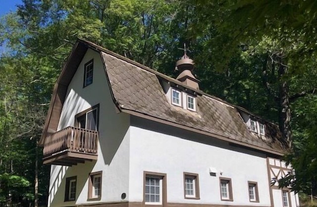 The Tudor Barn - Tudor Style Barn House. Sleeps 5!
