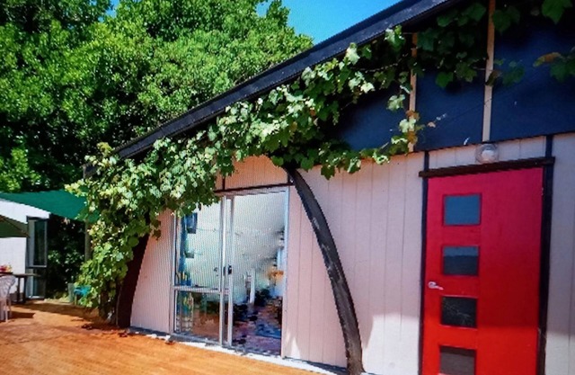 The Tunnel House - Water views & family escape in a historic harbour village