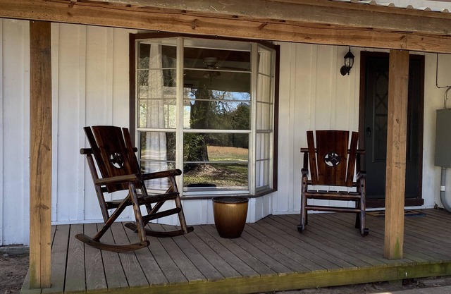 THE TWELVE OAKS FARMHOUSE - Want to get away? Sit under our HUGE Oak Trees