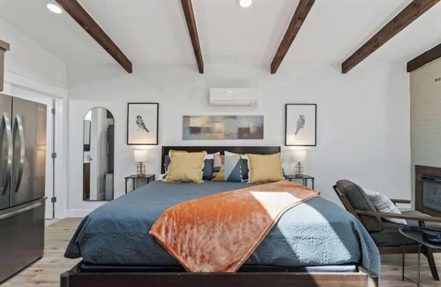 The Ultimate SLC Studio - Fireplace - Hot Tub - Firepits-Shared Backyard+Parking