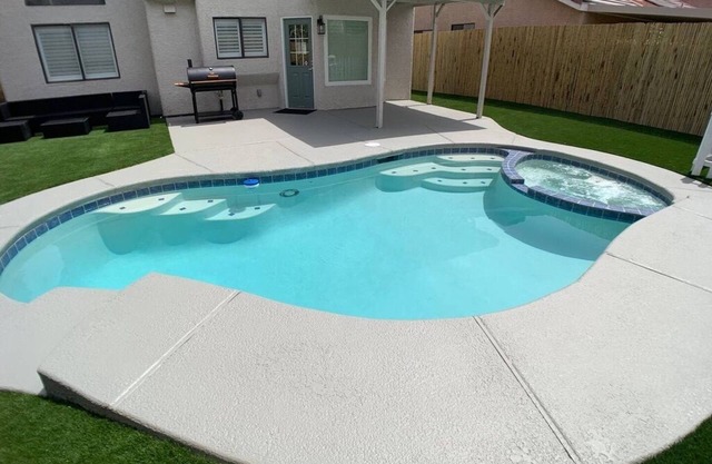 The Vegas Chateau - 4 Bedroom 3 Bath w Pool & Jacuzzi