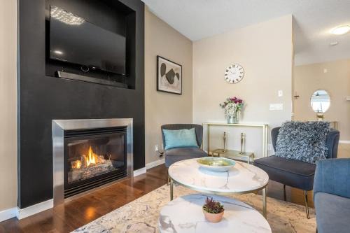 The Venti - 3BD 2BA Yard Garage & Upper Suite
