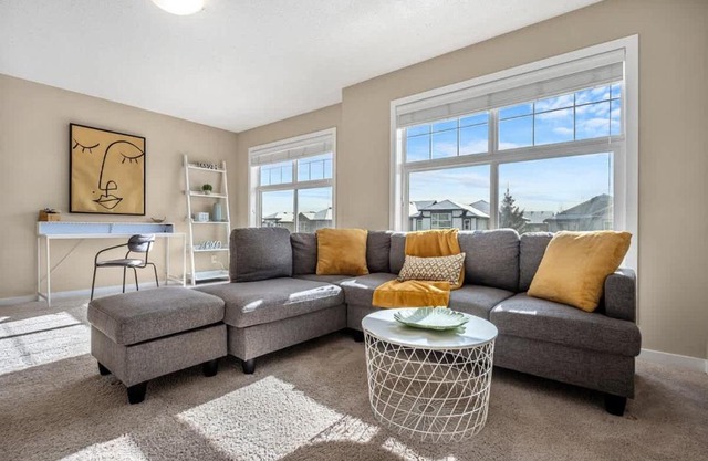 The Venti - 3BD 2BA Yard Garage & Upper Suite