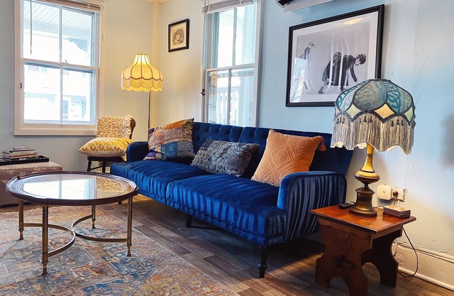 THE VICTORIA - Stylish Home 6 Mins Walk to Beach, Beach Passes, Pet Friendly