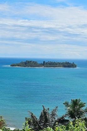 The view padang, Amazing view, 8 mins Mentawai fast ferry, cold beer,close to restaurants