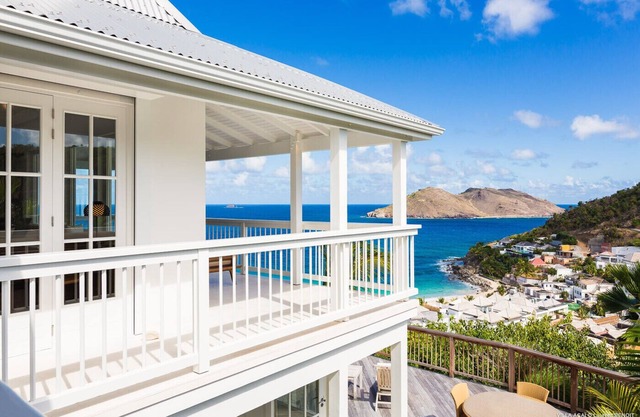 La villa ACAÏ ofrece una vista impresionante en San Bartolomé