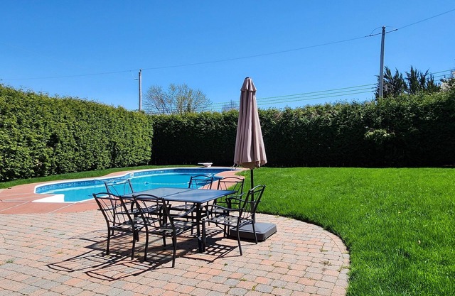 The VILLA - Large Pool, 12ft Hedges, Full Privacy