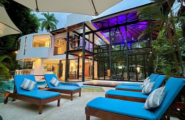 Obra maestra arquitectónica en un entorno tropical cerca de la playa