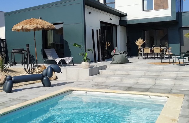 The Villa Pampa and its heated swimming pool