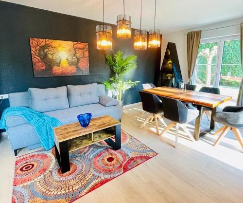The Villa Toscana, a serene retreat in Center of Friedrichshafen City with lush green lawns, terrace & private garage- Lidl, Bakery walking distance- Bodenseecenter, Sportsbad 3 mins, Lake 7 mins
