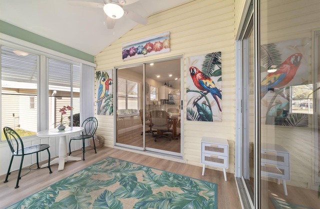 The Villages! 2 Squares!-Pool access -Free Wifi-All Amenities-Shopping galore!