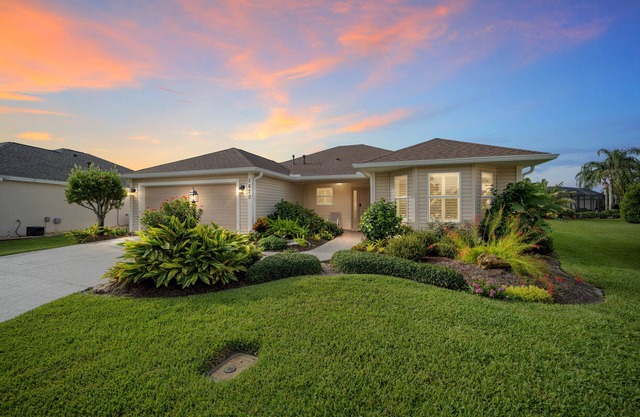 The Villages near Sumter Landing! Includes 4 seater golf cart.