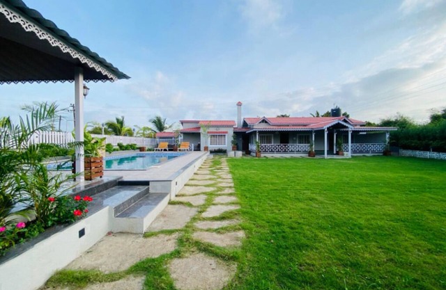 The Vine Villa, Nashik by Ebony Stays | Private Pool Stay with Vineyard Views