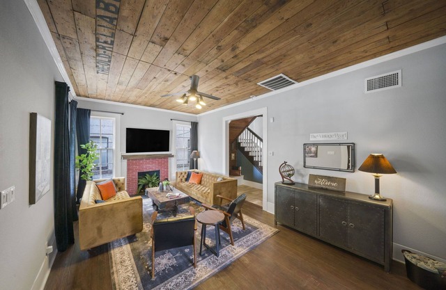 The Vintage Pearl - 5BR Unique Home by the Pearl