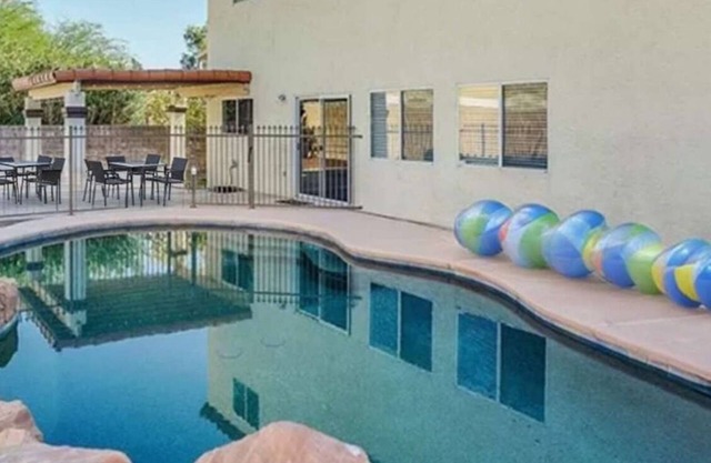 The Viva Vibe Las Vegas: FREE* Heated Pool, 6BD*, Skyline View, Pool Table & Foosball, 4 TV's, Grill