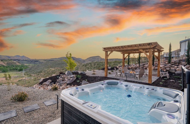 The Watchman+ by AvantStay | 20 Min to Zion | Hot Tub + View