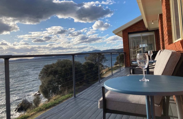 The Waterfront with City views Sleeps 10