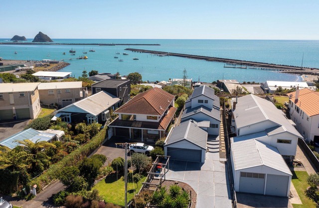 The Waterfront Escape – Moturoa Holiday Home