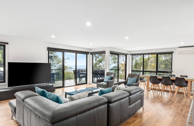 The Wave House - Family home in the tree tops with ocean views