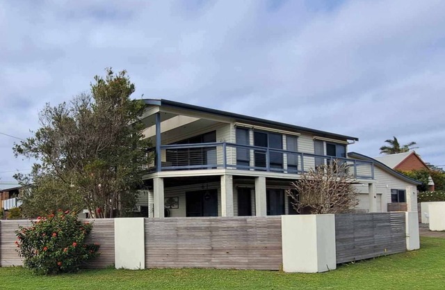 The Wave House - Prime location, close to beaches & amenities |ocean view deck