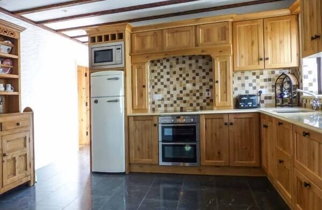 THE WELL HOUSE, pet friendly in Kinvara, County Galway
